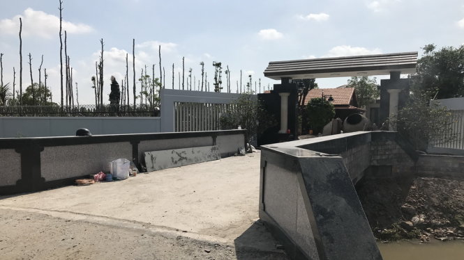 [-]Biệt[-]thự[-]tr&aacute;ng[-]lệ[-]"chui"[-]của[-]Tổng[-]gi&aacute;m[-]đốc[-]C&ocirc;ng[-]ty[-]Cấp[-]nước